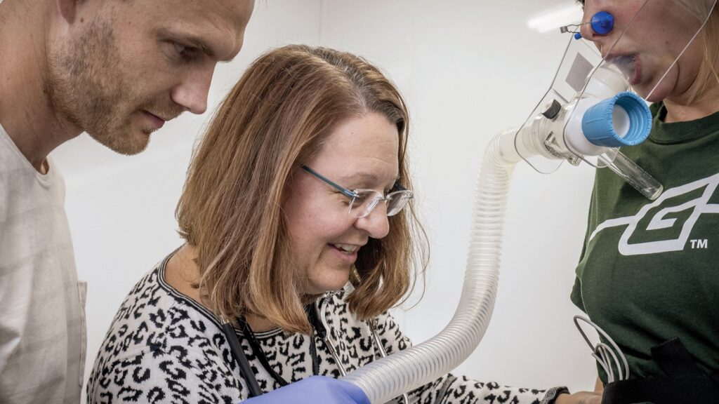 Laurie Wideman measuring a participant's oxygen consumption